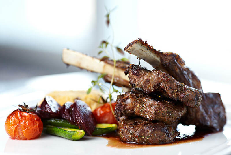 Lammkoteletts mit Salbei-Tomaten-Butter