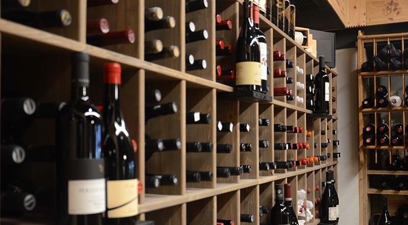 Weinkeller mit regionalen Spitzenweinen
