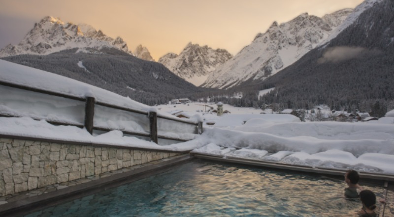 Außenpool bei Nacht