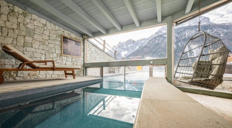In- & Outdoor-Pool mit Blick auf die Dolomiten