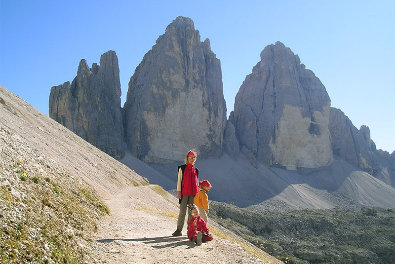Children in front of the Three Peaks