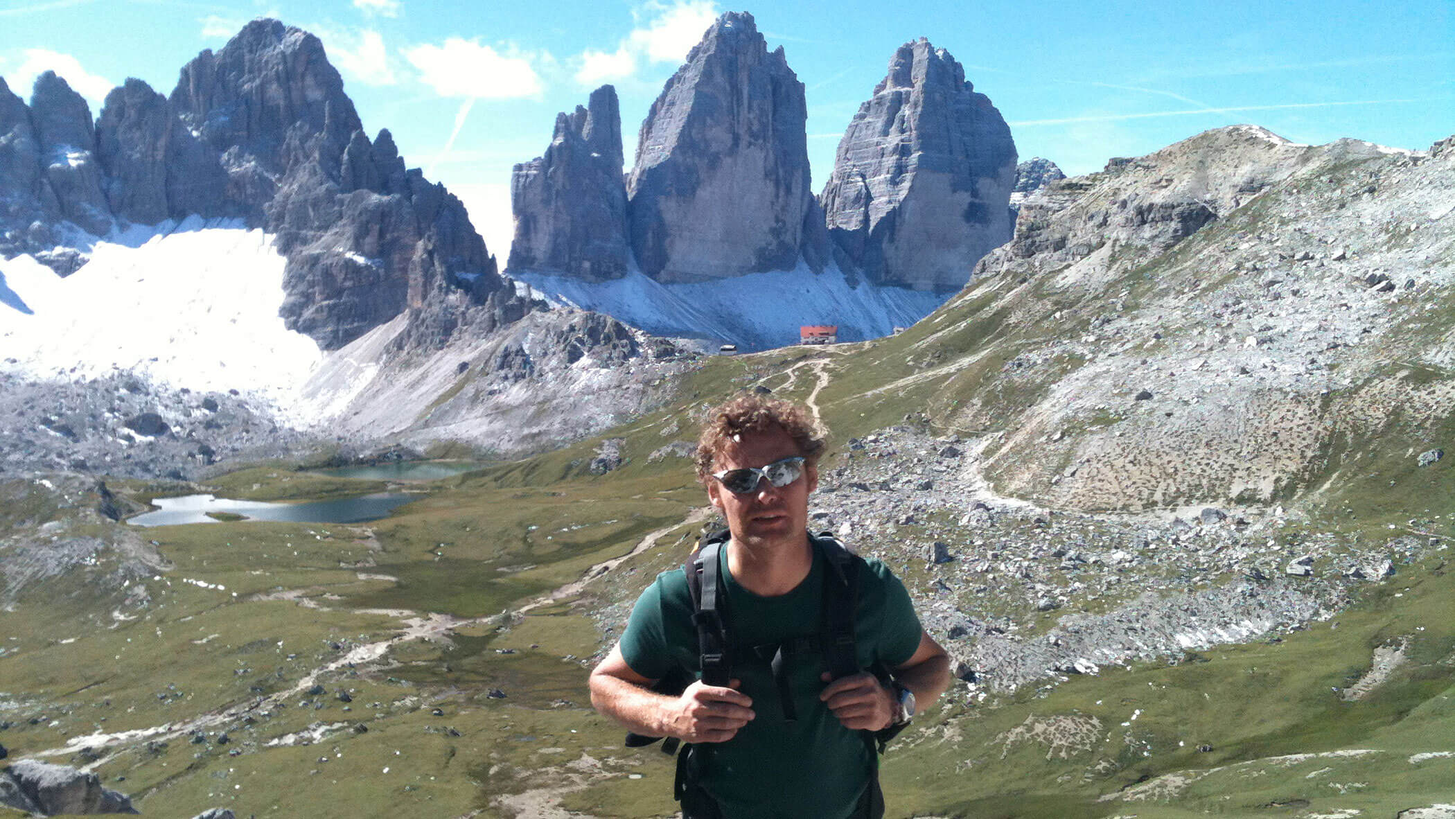 Walter Holter davanti alle Tre Cime di Lavaredo