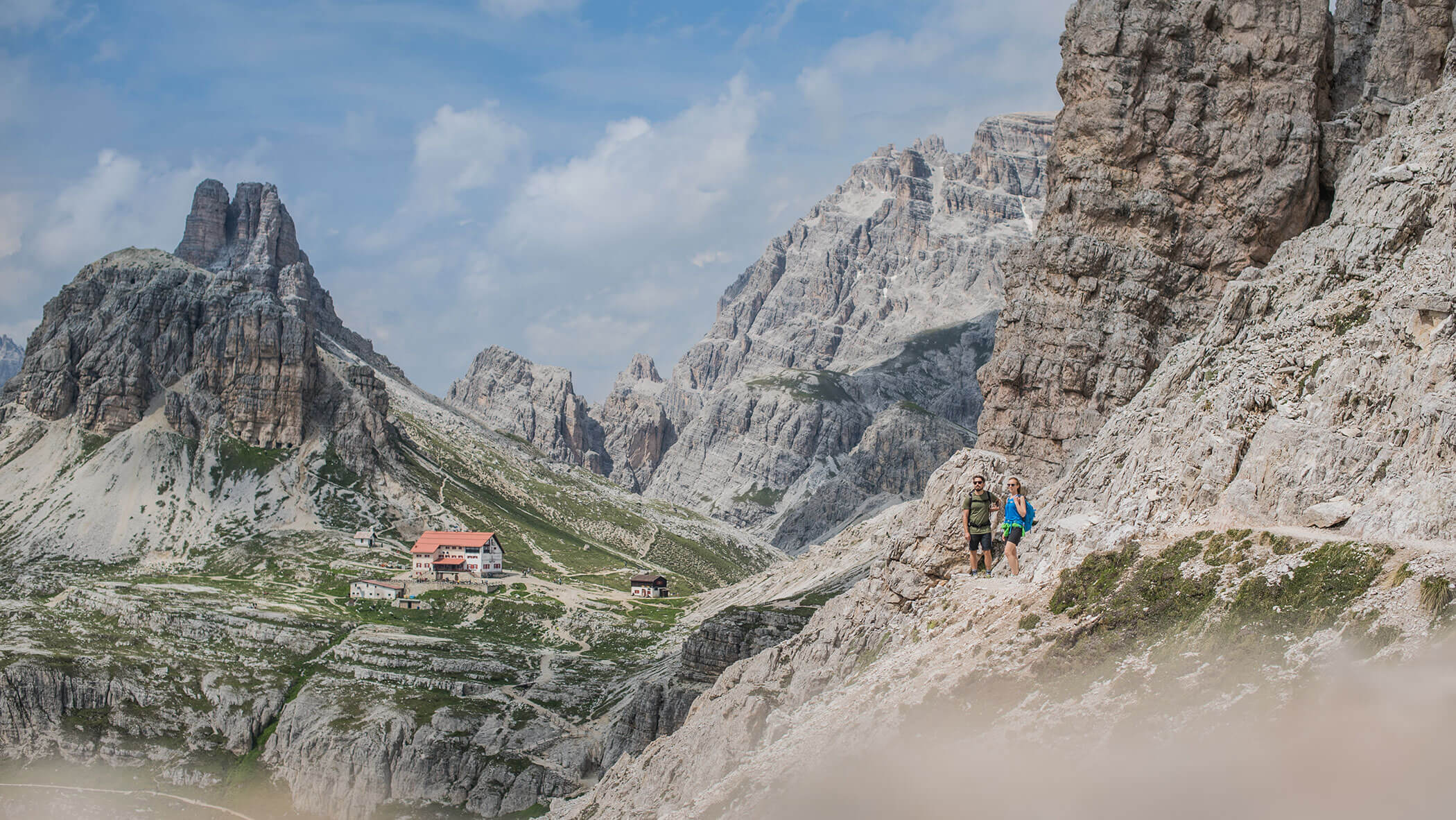 Escursionista con Rifugio Tre Cime