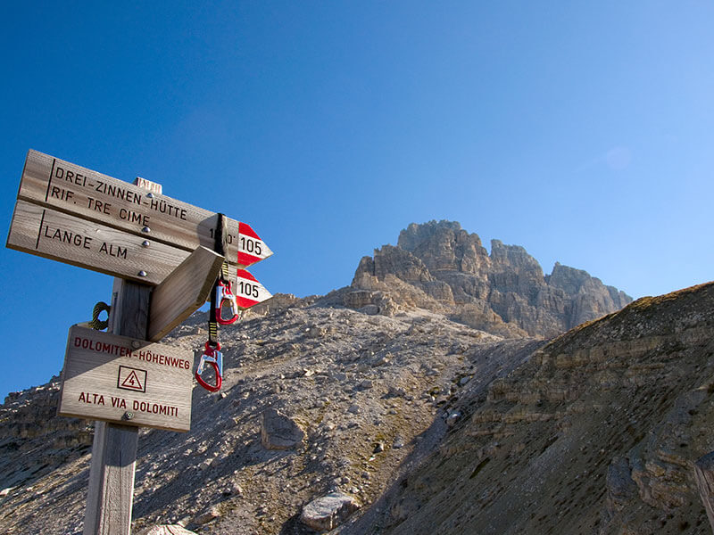 Wanderschilder in den Dolomiten