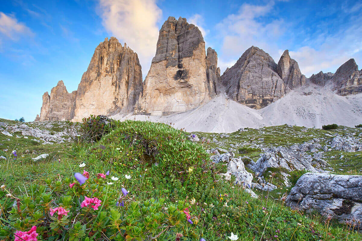 The round with the 3 huts and the Three Peaks