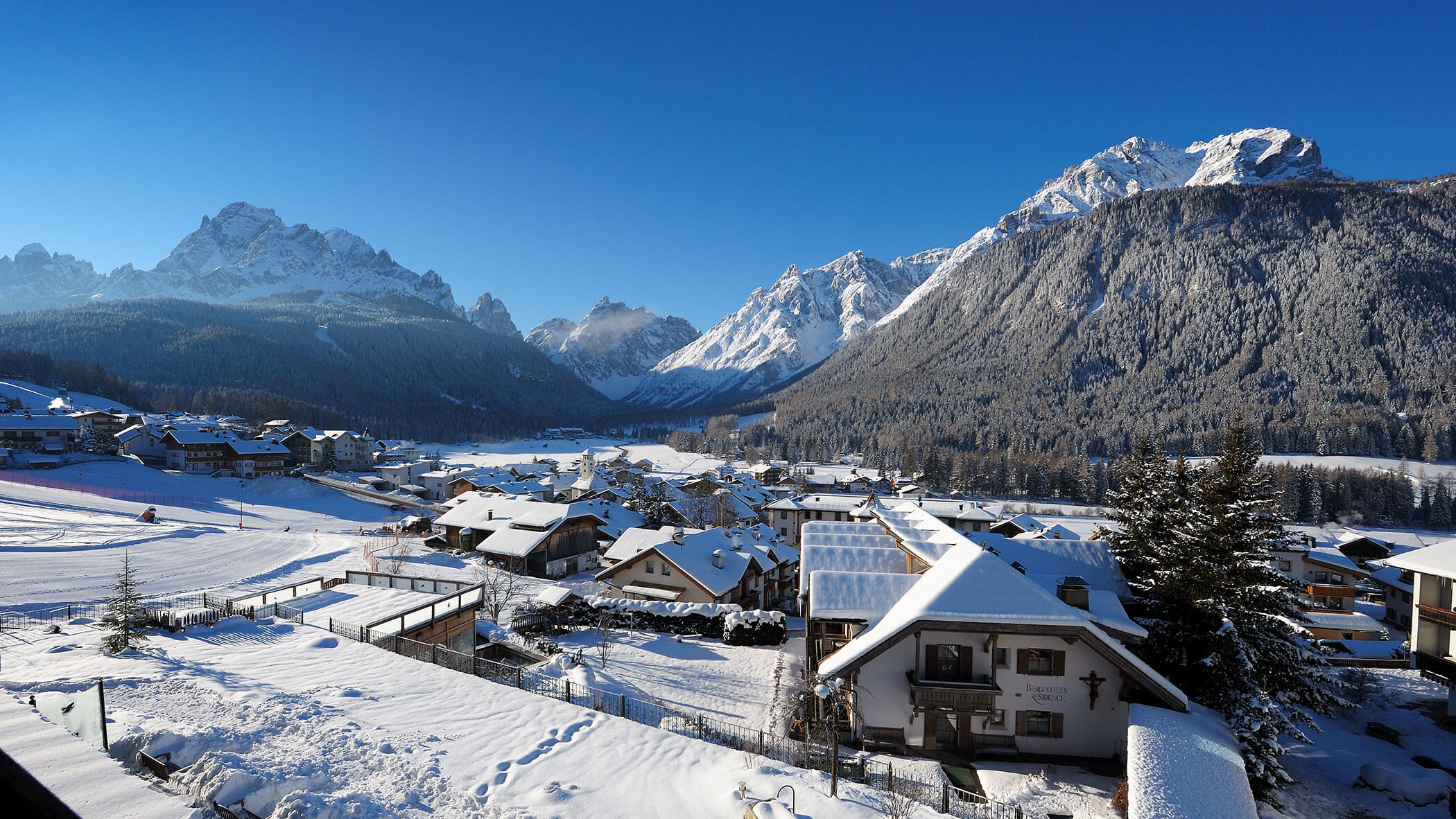 Blick von der Terrasse des Berghotels mit der Sextner Sonnenuhr und dem Brugger Ski Lift