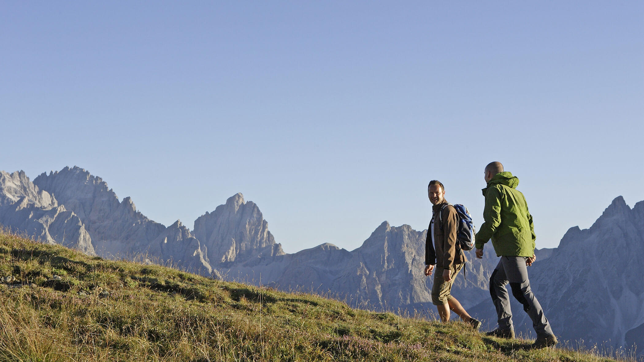 Wandern am Helm mit Blick auf die Sextner Dolomiten