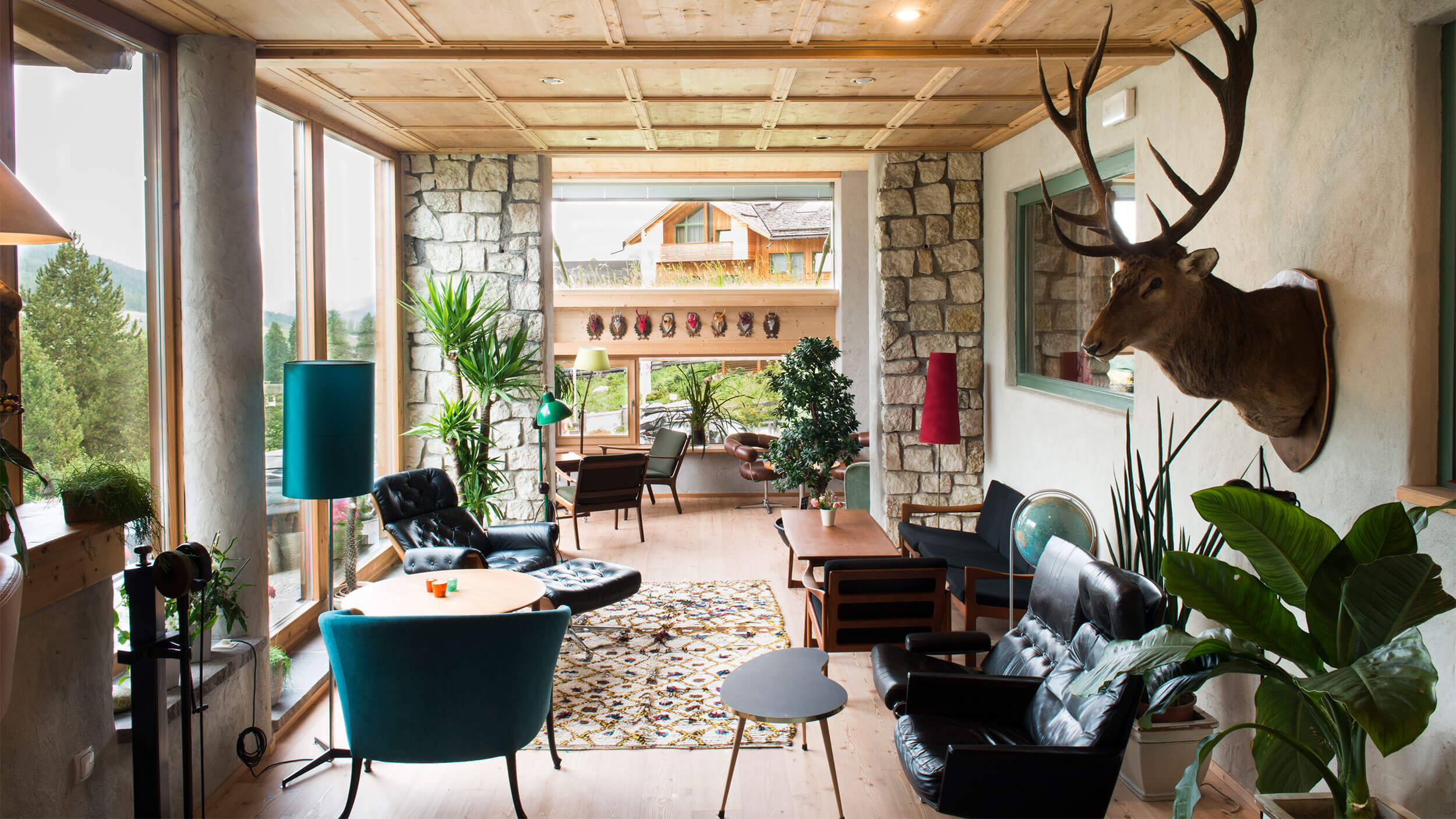 Hotel je izgrađen u alpskom stilu s prirodnim materijalima kao što su drvo, kamen i velikim prozorima, bez suvišnih ukrasa, a nudi autentično gostoprimstvo i veselu atmosferu.