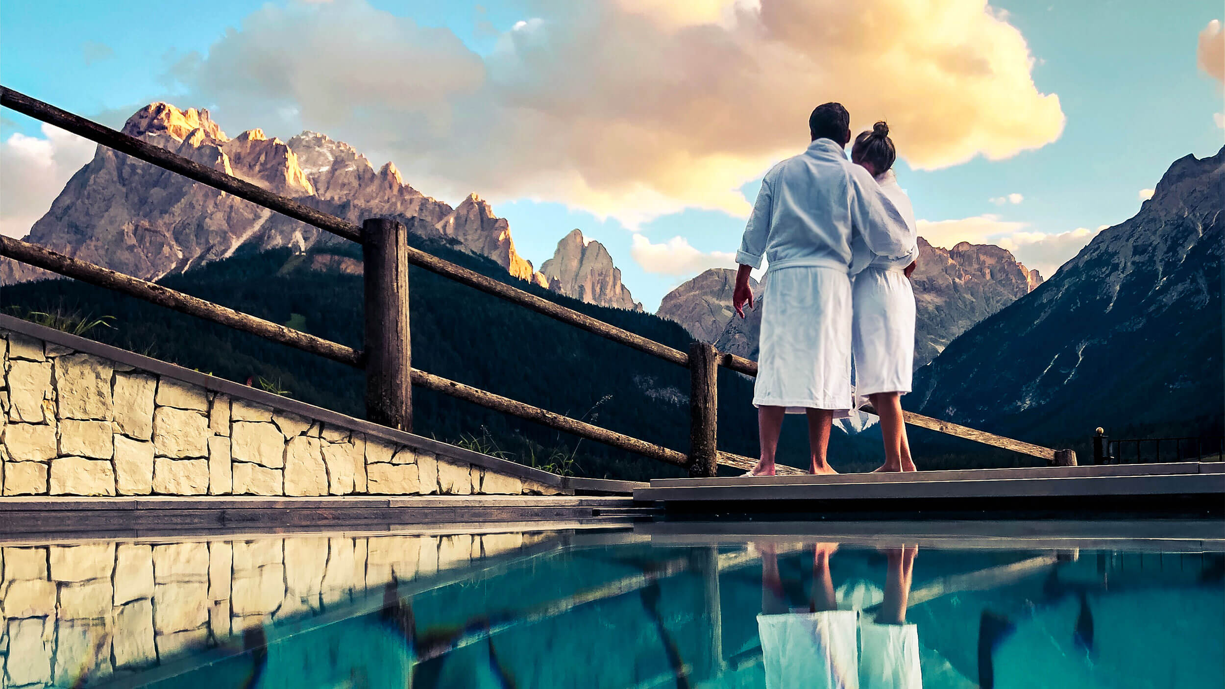 3 strukture – 82 sobe – da se zadovolji bilo koji ukus. 2 bazena, 1 malo jezero povoljno za kupanje, 2 hidromasažne kade, 6 sauna, 2 vanjske saune s prekrasnim pogledom, stilom, ukusom i atmosferom - ne samo dizajnerski hotel, već i šarmantna struktura!