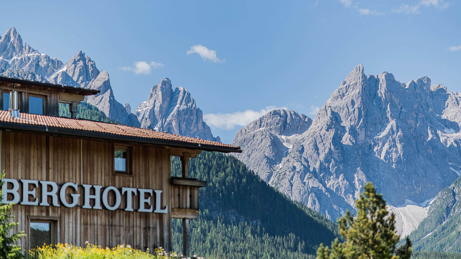 Das Berghotel Sexten mit Sextner Sonnenuhr