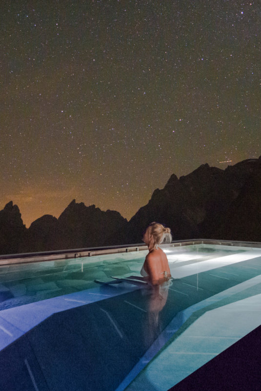 Schwimmen unter Sternenhimmel