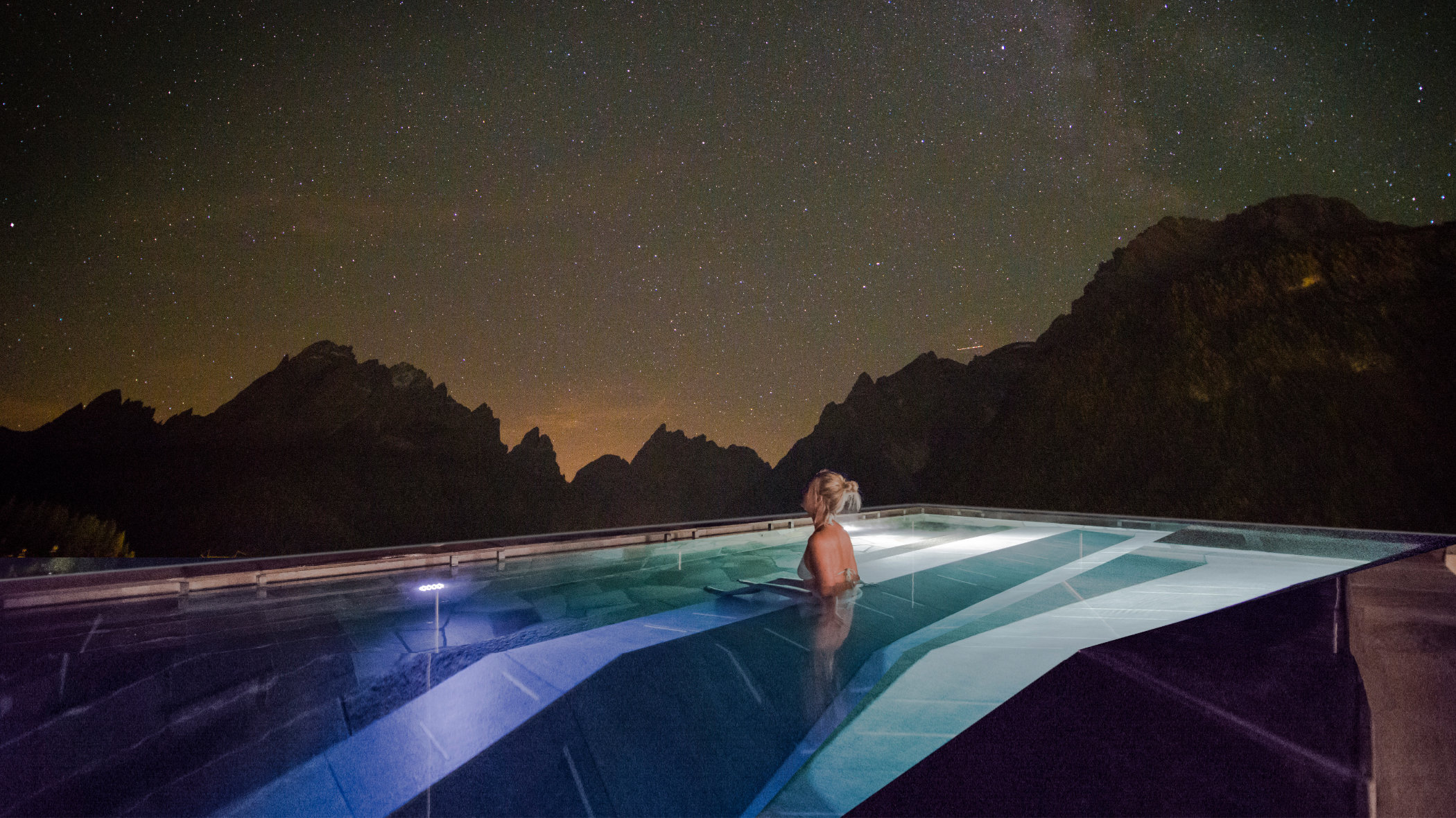 Schwimmen unter Sternenhimmel