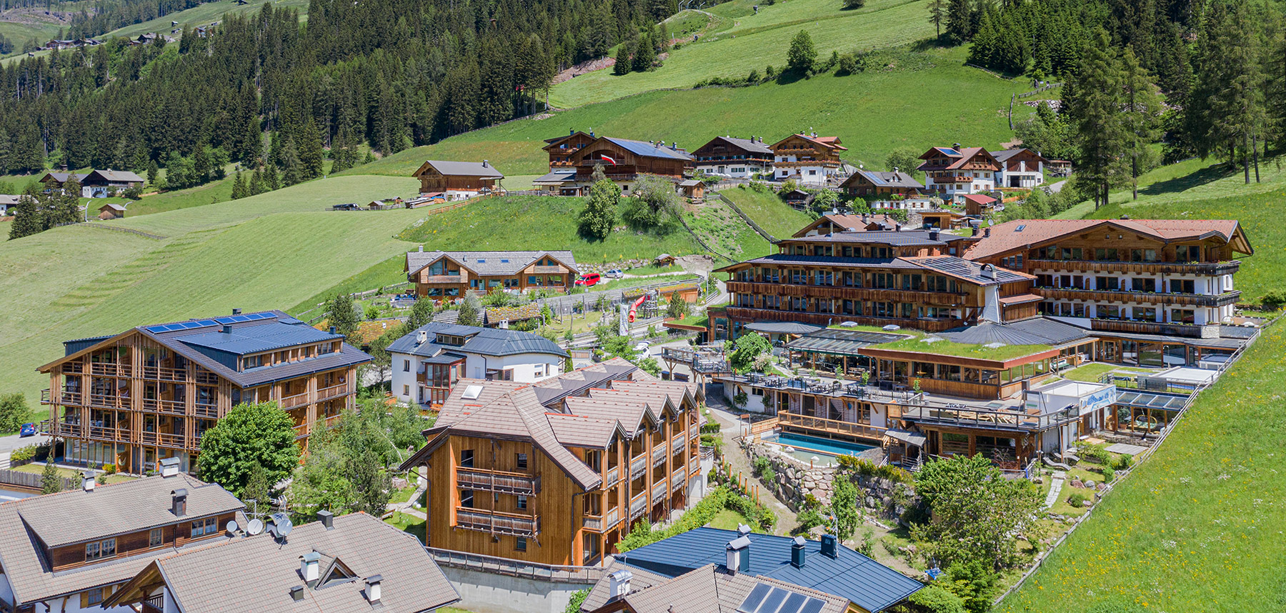 Berghotel von oben im Sommer