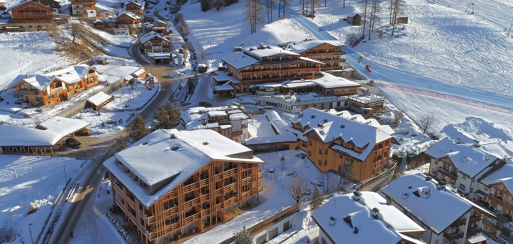 Berghotel von oben im Winter
