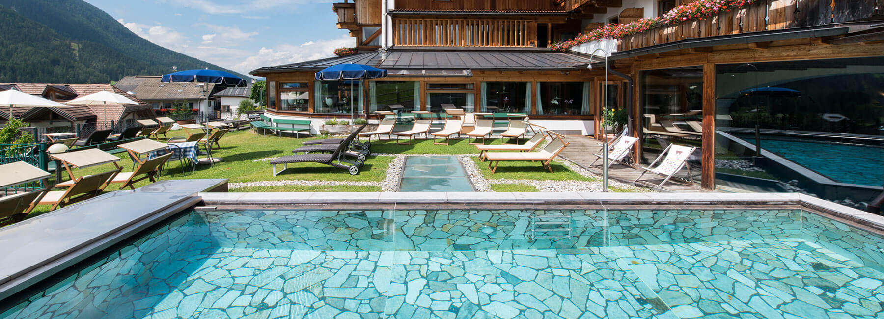 Outdoorpool im Sommer