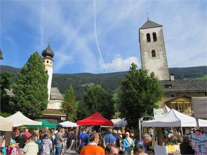 farmers' and handscrafts' market